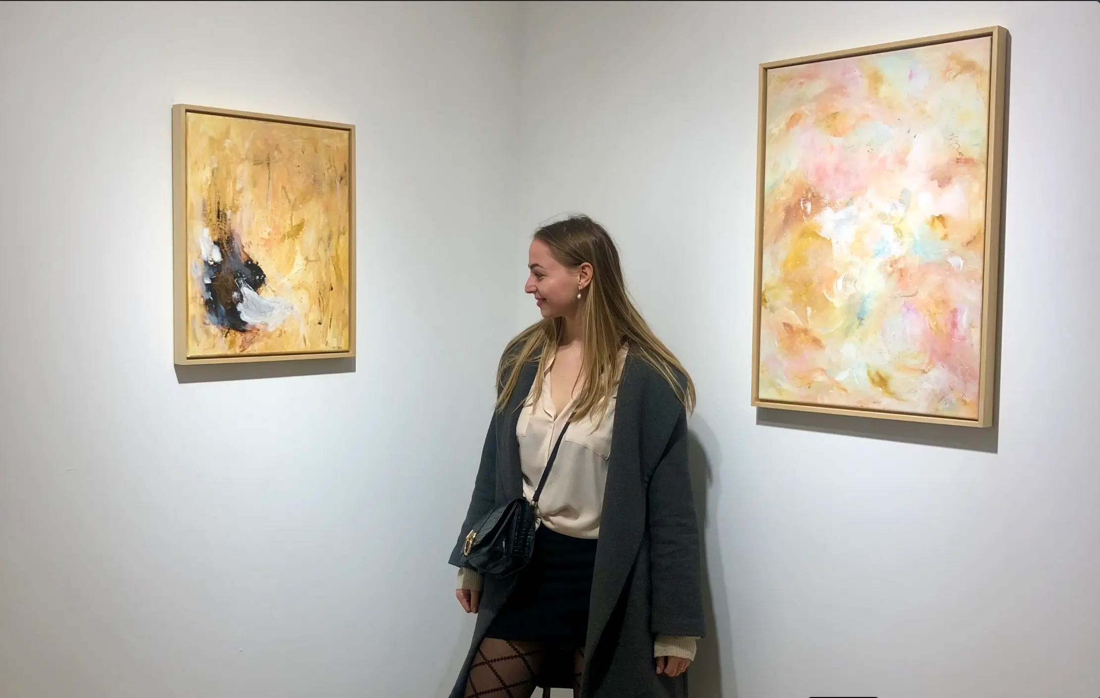 žena stojící u obrazů