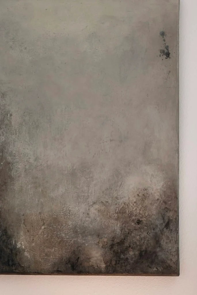 detail šedého abstraktního obrazu