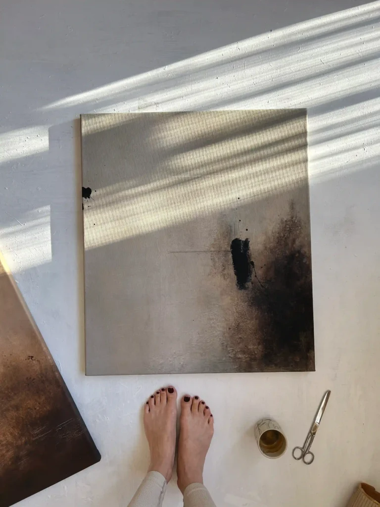 šedý obraz na bílé zemi