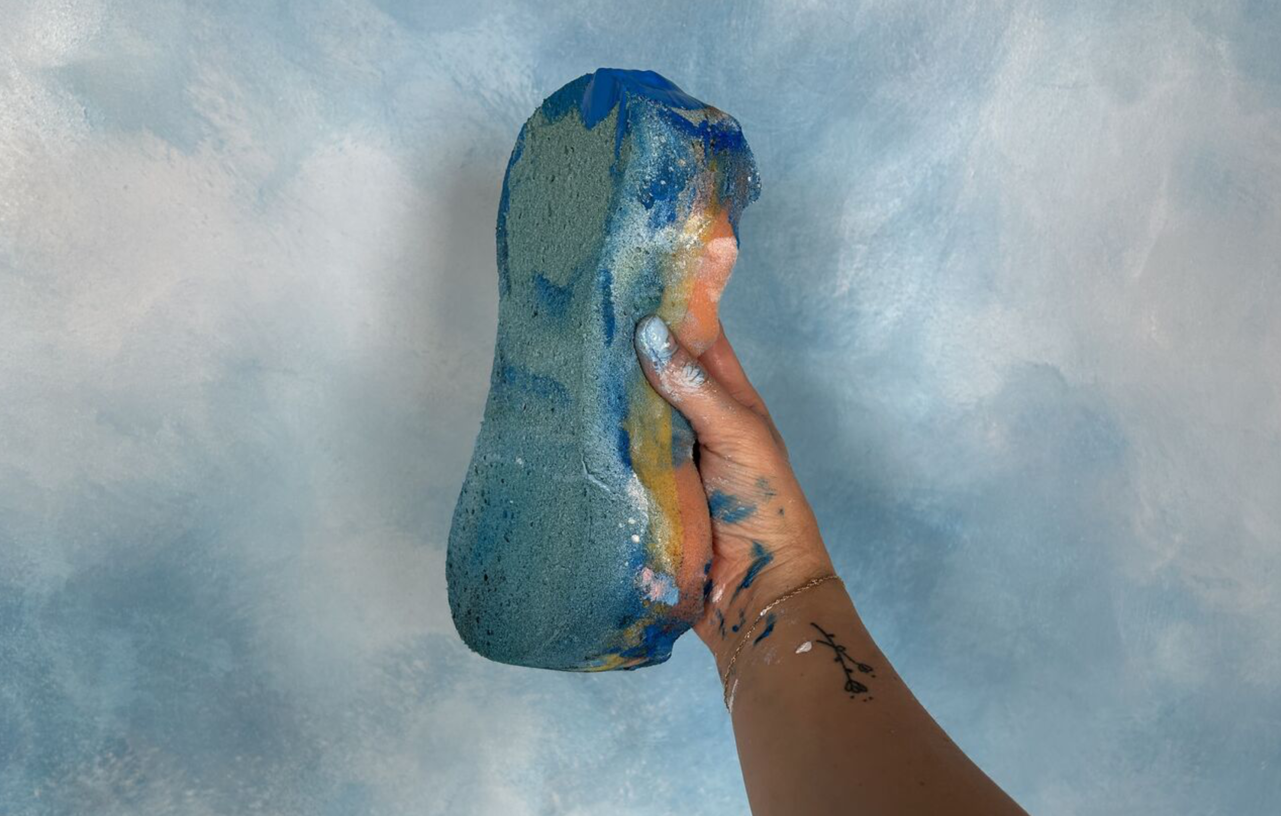 houba od barev před modrým obrazem