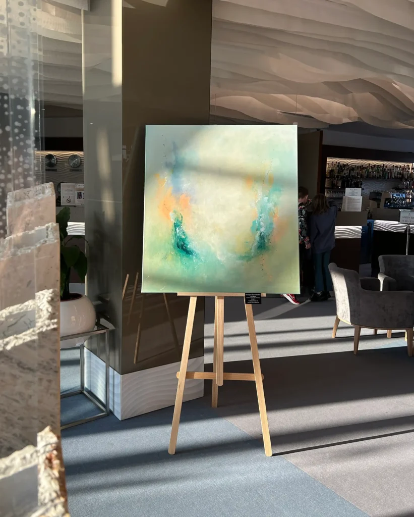 abstraktní obraz na malířském stojanu v hotelu