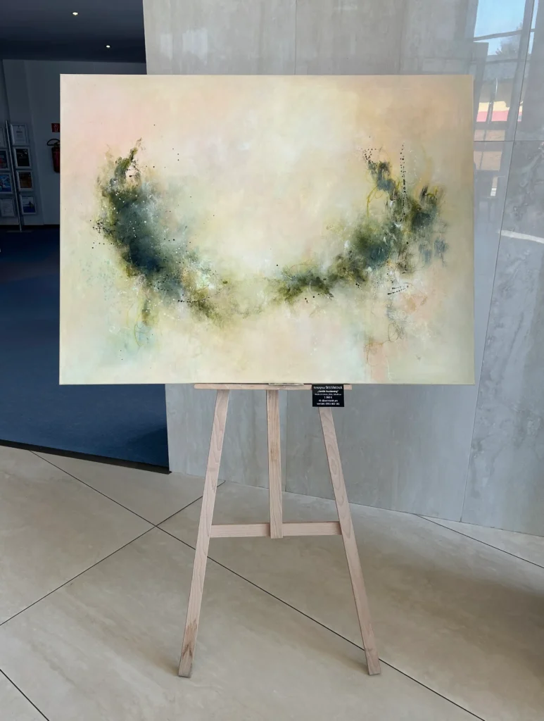 abstraktní obraz na malířském stojanu