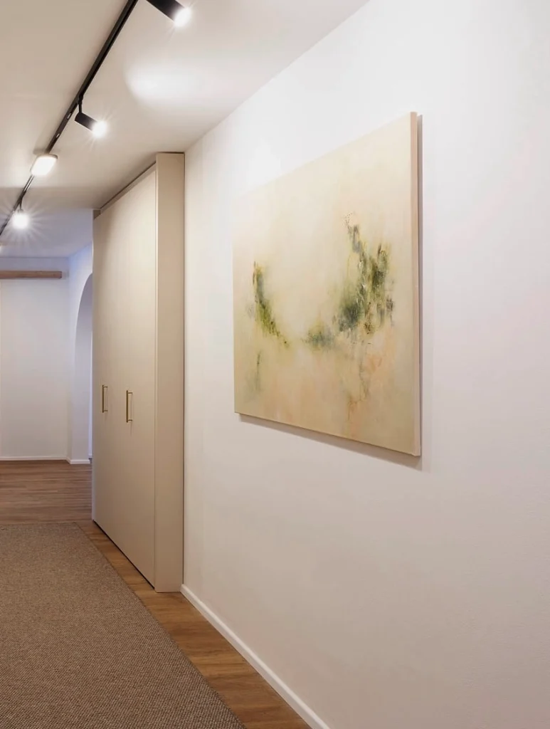 abstraktní obraz v interiéru