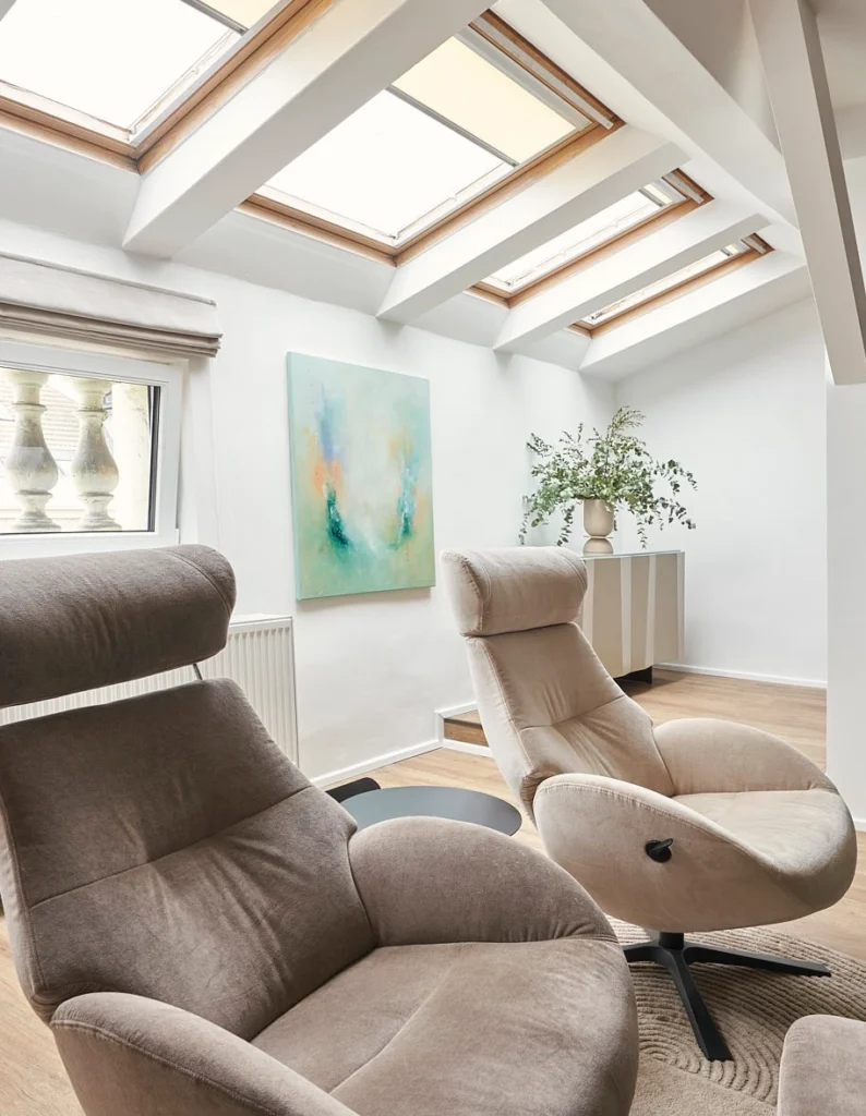 abstraktní obraz v interiéru