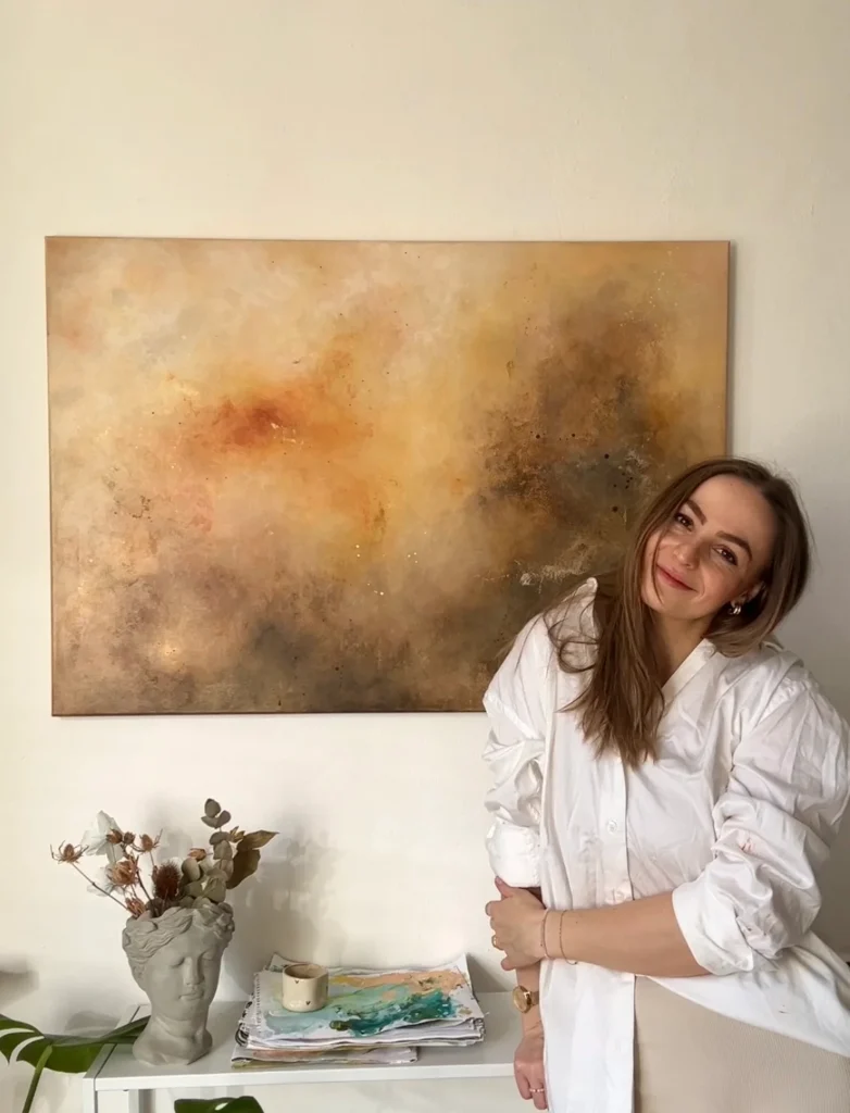 žena před oranžovo-hnědý abstraktní obraz v teplých odstínech