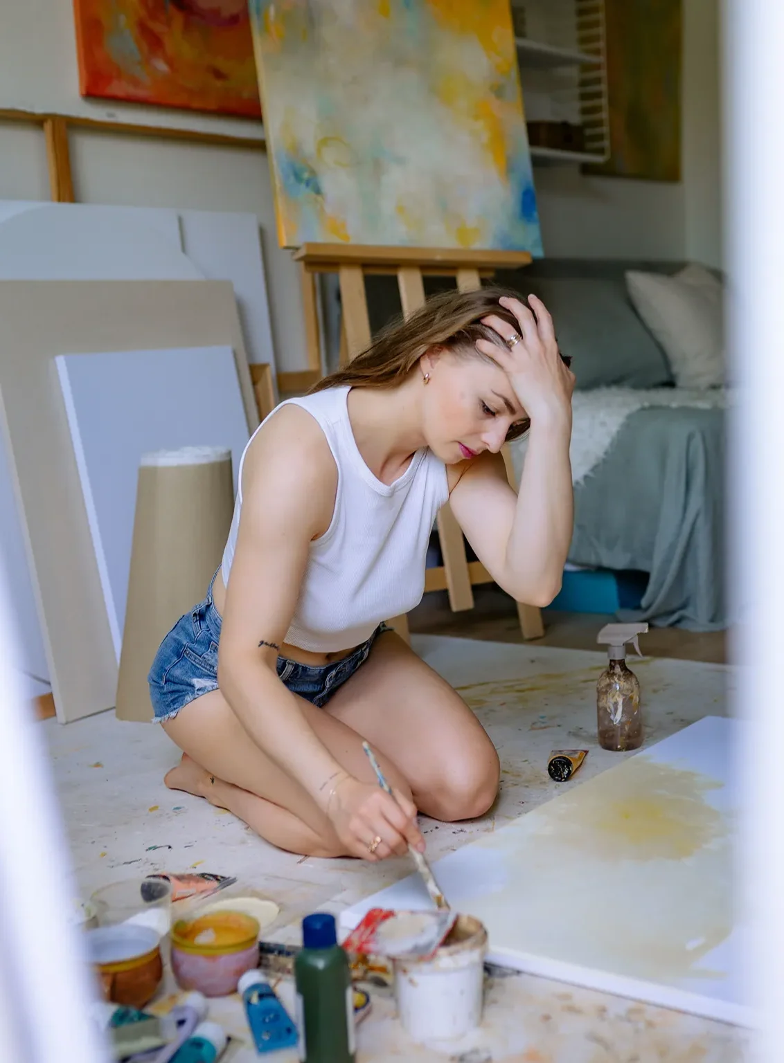 žena v ateliéru